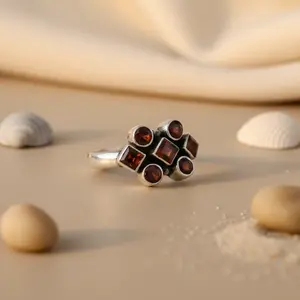 แหวนค็อกเทลเงินแท้ 925 ดีไซน์ทันสมัยสำหรับผู้หญิง ประดับพลอยโกเมนธรรมชาติ ฝังแบบกรงเล็บ ดีไซน์เรขาคณิต สำหรับเด็ก - Product Image 1