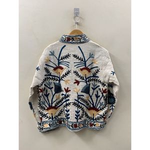 เสื้อแจ็คเก็ตผ้าลายโซซานีสไตล์ไพรรีชิค ทำมือจากไจปุร์ สีไอวอรี่อินดิโก้ เป็นมิตรกับสิ่งแวดล้อม เหมาะสำหรับฤดูใบไม้ผลิ ลายเถาวัลย์พันกัน - Product Image 3
