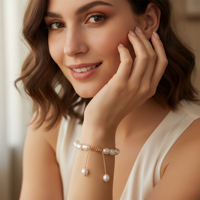 Bracelets tressés extensibles faits à la main en perles d'eau douce blanches brillantes de forme ovale, avec cordon noué.