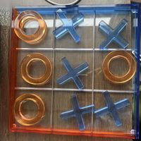 Ensemble Tic Tac Toe en acrylique plexiglas clair et coloré minimaliste moderne Ensemble de jeu XO Ensemble de noughts et de croix
