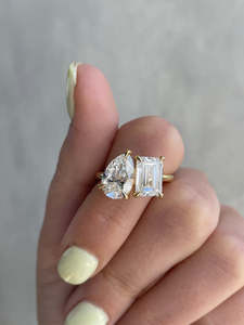 Poire et émeraude Toi Et Moi Bagues en diamant cultivées en laboratoire Bagues de promesse luxueuses en or pur 18 carats pour elle à des prix abordables en gros - Product Image 2