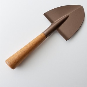 Fourchette de jardin vintage en métal avec poignée en bois rustique artisanale offrant un accent décoratif pour les jardins extérieurs - Product Image 3