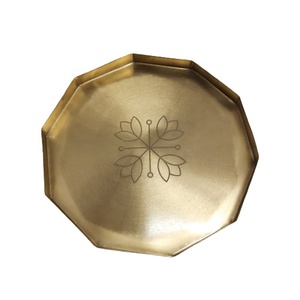 Meilleures ventes Ustensiles de cuisine et fournitures d'hôtel Plateau de service en fer Laiton mat Couleur or Plat et assiette pour restaurant en vrac - Product Image 1