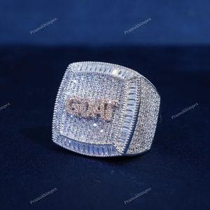 Diamante de moissanita de corte brillante Certificado GRA 925 Plata Chapado en oro amarillo Letra personalizada Iced Out Round Pave Setting Boss Ring - Product Image 2