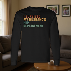 Maglietta a maniche lunghe con grafica 'Sono sopravvissuto alla sostituzione dell'anca di mio marito' - Maglietta promozionale di supporto per la chirurgia dell'anca - Product Image 3