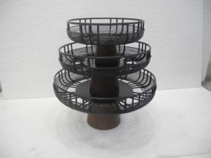 Producto en Oferta: Soporte Decorativo para Servir Cupcakes con Tapa de Vidrio Negro Mármol y Marco de Hierro en Forma Redondeada para Bodas - Product Image 2