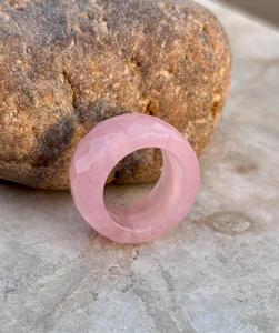 Bague à facettes en quartz rose naturel Nouveau design Bague élégante sculptée à la main Bague de déclaration - Product Image 5
