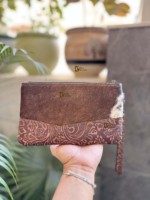 Dompet Kulit Sapi Asli Model Wrestle Clutch Warna Coklat dengan Ukiran dan Patch Kulit Sapi Berbulu Gaya Western