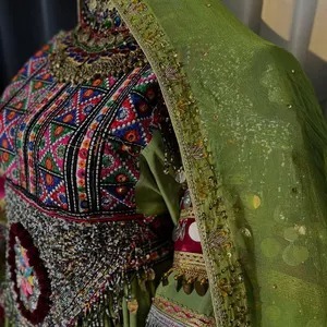 ชุดเดรสแบบดั้งเดิมของชาวอัฟกันสีเขียวเข้ม ประดับด้วยงานปักเงินหนักและหลากสี พร้อมงานกระจกและขอบตกแต่งด้วยเหรียญ - Product Image 3