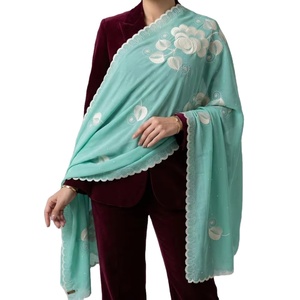 Vente en gros de foulards hijab en coton pour femmes, brodés de fleurs, ornés de strass, doux, légers, respirants, de qualité supérieure, longs et élégants - Product Image 1
