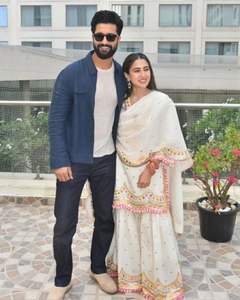 Ensemble haut, pantalon et dupatta pour soirée de créateur, tenue traditionnelle, entièrement cousu, tissu en faux georgette avec broderie - Product Image 6