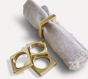 El lujoso servilletero geométrico de metal dorado agrega elegancia moderna a su Mesa, perfecto para bodas y cenas festivas - Product Image 3
