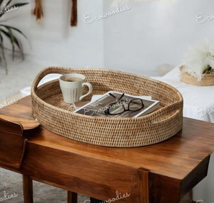 Günstige ovale Form Rattan Wicker gewebte Serviert ablett versch achtelte Serviert abletts zum Servieren von Snack-Mini-Riegel Schokolade mit Griffen