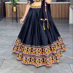Attrayant Navratri spécial couleur noire Lehenga Choli en véritable bordure de travail miroir avec tissu en coton rayonne pour les femmes - Product Image 3