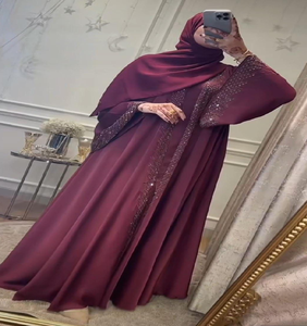 Abaya noire élégante avec bordure en sequins. Parfait pour les tenues de soirée et les événements spéciaux.. Disponible aux prix de gros - Product Image 2