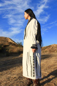 Vestido campesino antiguo hecho a mano en Rumania, estilo folclórico, de los años 20, en excelente estado vintage, de algodón, corte en A, largo hasta el suelo, con bordados a mano. - Product Image 5