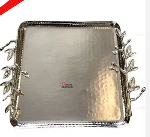 Bandeja de servicio de aspecto martillado de metal con acabado plateado de diseño clásico con mango de diseñador para restaurante y bar de hotel - Product Image 4
