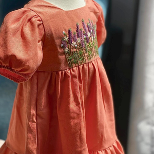 Vestido de lino suave bordado a mano para niñas, estilo informal para el primer cumpleaños de niños pequeños, OEM hecho en Vietnam - Product Image 5