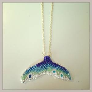 Collar de cuentas facetadas de moissanita blanca y negra de excelente corte con dije - Product Image 2