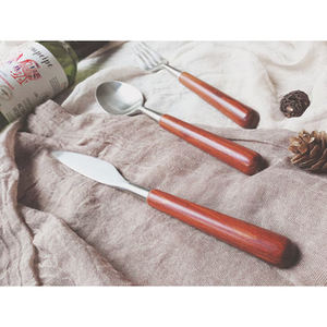 Ensemble de couverts classiques à manche en bois de 3 en acier inoxydable poli pour la restauration d'événements à domicile et la vaisselle de restaurant meilleure utilisation - Product Image 5