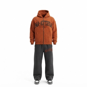 Ensemble de survêtement pour homme en deux pièces : sweat-shirt à capuche orange personnalisé avec fermeture éclair et pantalon de survêtement noir à jambes larges - Product Image 3