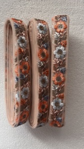 Fait sur mesure avec des perles attachées des lacets de travail de fil brodé avec des options multicolores dans la broderie de paillettes en 1.5 pouces. - Product Image 5