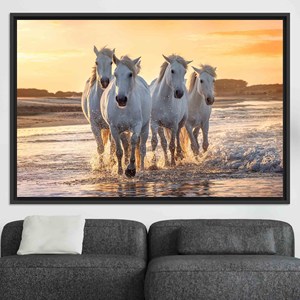 Impresión en lienzo de caballos blancos en la playa - Arte pop al atardecer, lienzo con marco negro - Product Image 1