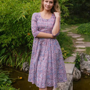 ชุดเดรสฮลาดินีพิมพ์ลายด้วยมือ สไตล์โบฮีเมียน ความยาวระดับน่อง ลายดอกไม้ สีม่วงน้ำเงิน ทำด้วยมือ - Product Image 1