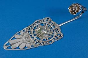 ชุดอุปกรณ์เสิร์ฟเค้กสีเงิน 2 ชิ้น พร้อมด้ามจับดีไซน์สวยงาม เหมาะสำหรับงานแต่งงาน งานเลี้ยง และใช้ในบ้าน จากอินเดีย - Product Image 2