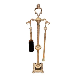 Outils de cheminée vintage en laiton avec poignées décoratives et lignes classiques, parfaits pour les ménages amateurs d'antiquités - Product Image 1