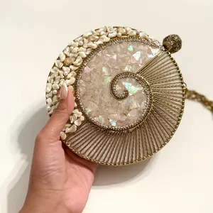 Bolso de mano tipo clutch de nácar con correa de cadena metálica, bolso de mano tipo clutch de cóctel con incrustaciones de perlas artesanales para mujeres y niñas - Product Image 1