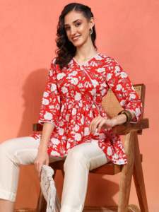 Kurti court en coton imprimé floral rouge pour femmes, style peplum, col en V et manches 3/4, avec dentelle sur la cuisse. - Product Image 6