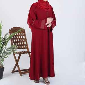 ชุดญิลบาบแบบเต็มตัว ดีไซน์ระบายชายเสื้อสุดอินเทรนด์ พร้อมนิقابเข้าชุด ออกแบบมาเพื่อความสุภาพและสง่างามตามหลักศาสนาอิสลาม โดดเด่นด้วยผ้าที่พลิ้วไหว - Product Image 2