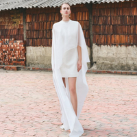 Robe décontractée élégante JILNA EMB MINI DRESS A sans manches coupe trapèze avec étiquettes personnalisées pour femmes, blanc - Grande Vente