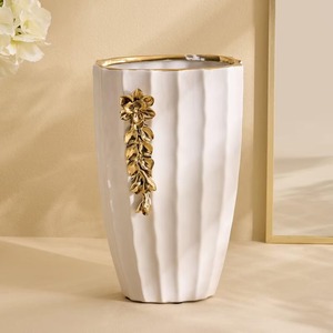 Jarrón de Flores de Cerámica Blanco de Diseño con Detalles Dorados para Decoración de Bodas, Arreglos Florales y Regalos, Venta al por Mayor desde India - Product Image 1