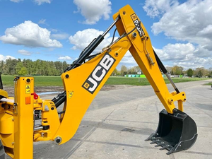 JCB 3DX / 3CX Plus 4WD d'occasion - Godet 4/1 / Ligne de marteaux hydrauliques - Bon état - Moteur d'origine - Engin de construction en stock, prêt à l'emploi - Product Image 4