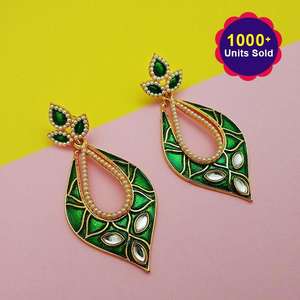 Pendientes colgantes finos Kriaa chapados en oro Meenakari Kundan Dangler modelo 1303109 - Product Image 1