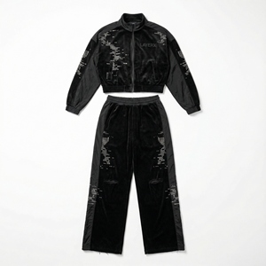 Conjunto Deportivo de Mujer con Capucha, Chaqueta Larga y Pantalones de Terciopelo con Estampado, Parches de Nailon y Pedrería, Ropa Urbana Personalizada - Product Image 1