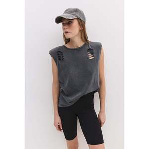 Camiseta sin mangas con detalles rotos - Product Image 1