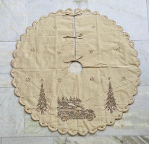 Falda de árbol de Navidad de primera calidad hecha a mano con cuentas de calidad para un ambiente y decoración festivos ricos y cálidos - Product Image 1