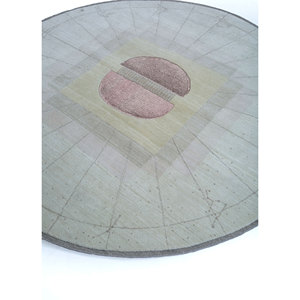 พรมขนสัตว์ถักมือ Brahmaand Ivory รุ่น AKWL-7129 (Cs-01) ลายกราฟิกขนาดใหญ่ สำหรับตกแต่งห้องนั่งเล่นและทางเดิน - Product Image 2