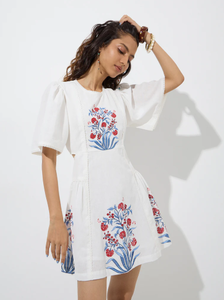 Robe trapèze en coton mélangé à motifs floraux blancs de Bombay Paisley - Product Image 2