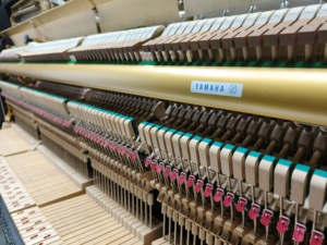 เปียโนยามาฮ่า YUX รุ่นพรีเมียม สีดำ แบบตั้งตรง ผลิตในญี่ปุ่น มือสอง ระบบกลไก รุ่น 3446036 YUX YUX2 YUX3 - Product Image 5