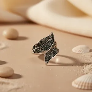 Bague ouverte Silver Wing pour femme, plaquée or 18 carats, incrustée de pierres précieuses noires, design tendance et élégant - Product Image 1