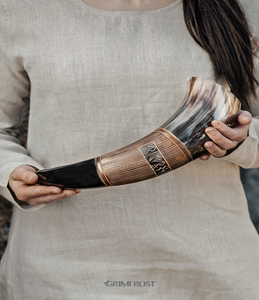 Corne à bière médiévale authentique Viking de 16 oz, sculptée à la main, en laiton véritable avec finition polie et ornements en laiton inclus - Product Image 1