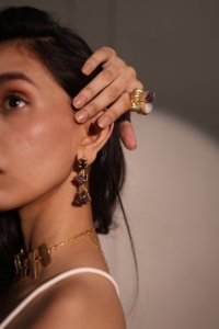 Boucles d'oreilles pendantes tendance en laiton avec améthyste et pompon pour femme par KKATHA ACCESSOIRES pour les occasions festives - Product Image 5