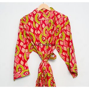 Kimono de algodón con estampado floral hecho a mano, cuello en V, diseño sencillo y estampado floral con técnicas tradicionales para ropa de noche. - Product Image 4