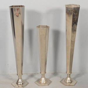 Vase en métal texturé, conçu pour des présentations botaniques chics et un style de décoration intérieure luxueux - Product Image 2