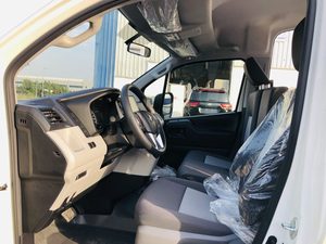 Fourgonnette d'occasion 2018 HIA-CE HI ROOF CARGO >8L V6 BLANCHE Faible Kilométrage Sièges en Cuir Intérieur Clair - Product Image 3