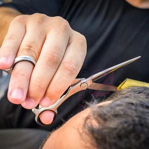 ชุดกรรไกรตัดผมมืออาชีพ 6 ชิ้น พร้อมใบมีดสแตนเลส สำหรับร้านเสริมสวย ช่างตัดผม และจัดแต่งทรงผม คุณภาพสูง - Product Image 2